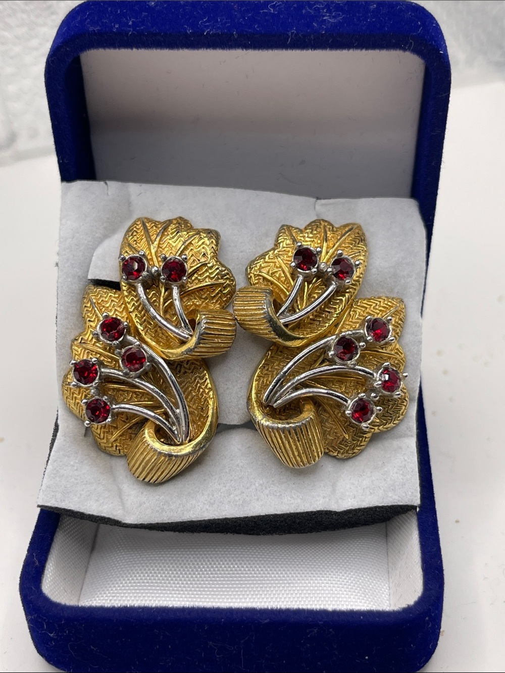 07.04.26-5 RARE 😱 Schiaparelli Vintage Gold-Tone Leaf Earrings with Red Stones 💕